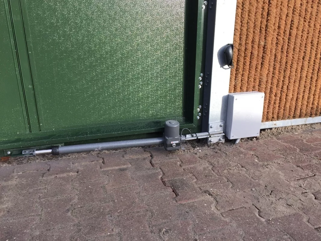 Photo 10 de Portail battant Kokosystems en aluminium